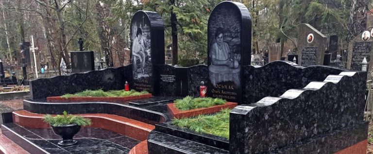 Памятники из лабрадорита
