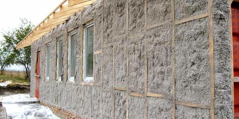 Insulation of walls with ecowool